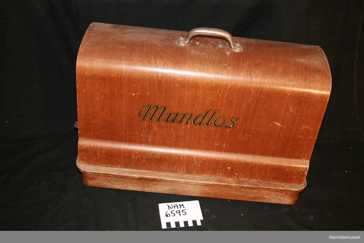 Hånddrevet symaskin av merke Mundlos type 111. Står i original kasse
