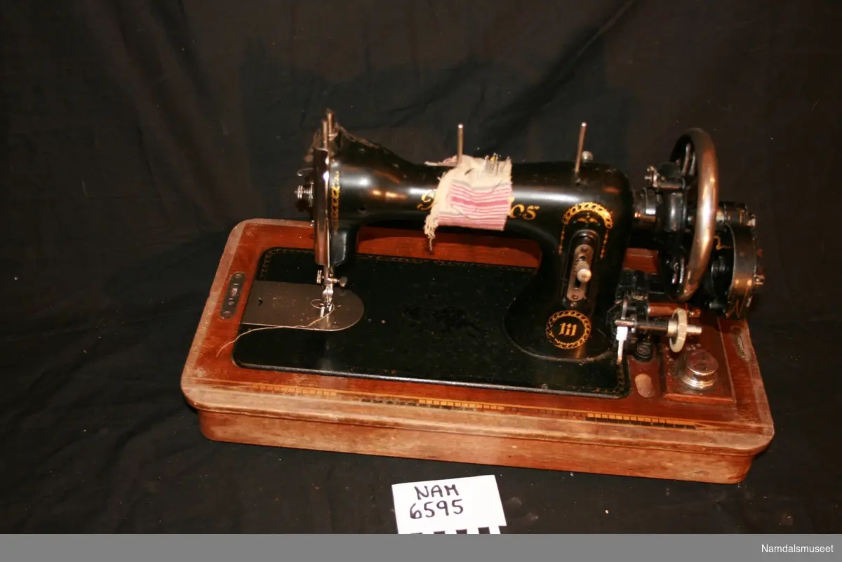 Hånddrevet symaskin av merke Mundlos type 111. Står i original kasse