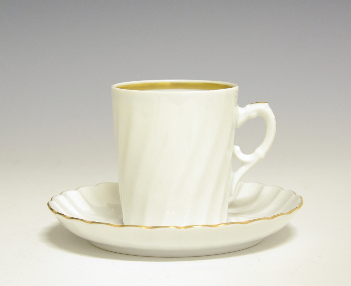 Kaffeskål i porselen. Dekorert med gullkant.
Dekor Polergull
Modell Bogstad.
