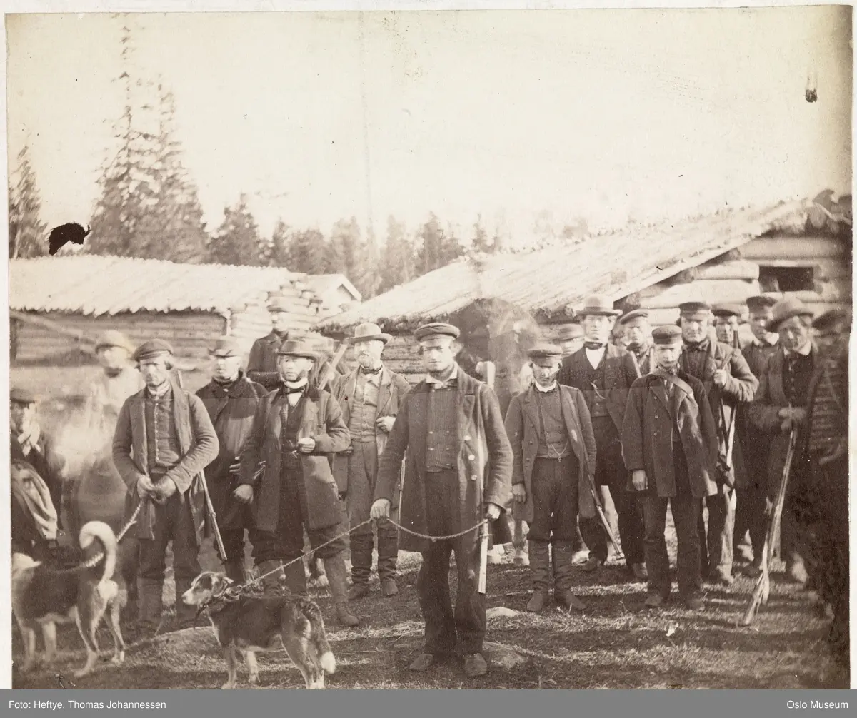 gruppe, menn, jaktlag, geværer, hunder, tømmerbygninger