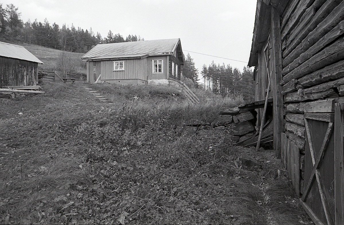 Tre bilder frå Hestehagen 1988. Bilder av gardstunet