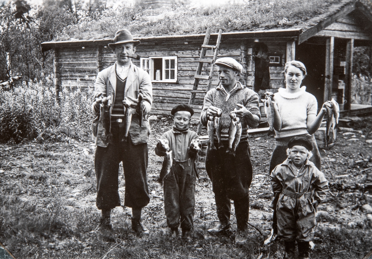 5 stolte fiskerer med dagens fangst. Etter en fisketur ved Druktjernshaugen. Tv. Ola Storbæk, 2 ukjent, th. Oddrun Storbæk, Magnar Storbæk foran. 1936.