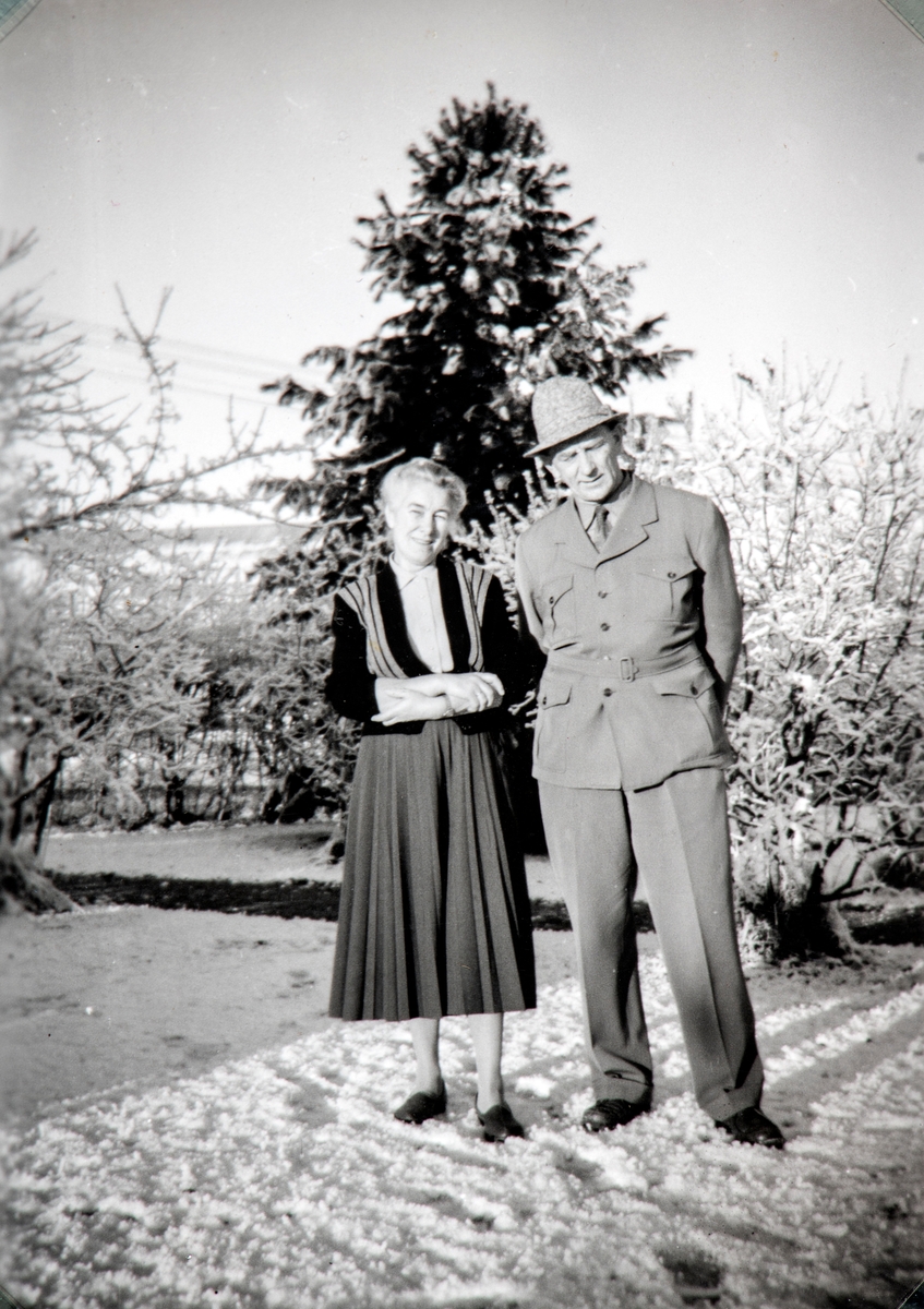 Oddrun Storbæk og Ola Storbæk, i hagen på Grylling, Løten, 1950-tallet.