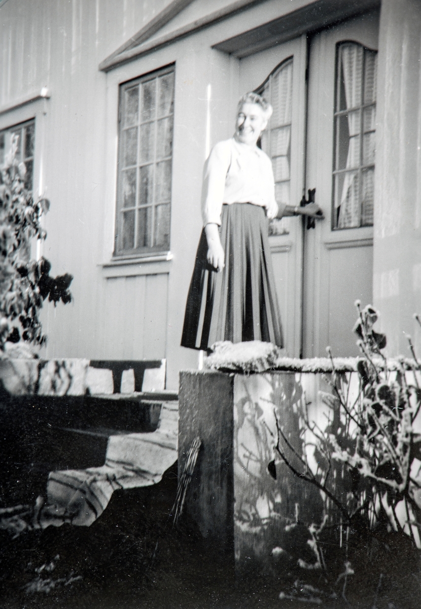 Oddrun Storbæk på trappa på Grylling, Løten, 1950-tallet.