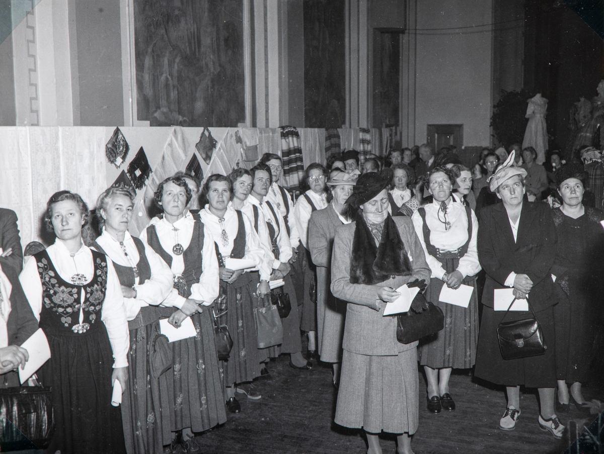 Fra Hamar og Hedmarksbygdenes husflidsutstilling 1952. Husflid, håndverk, kvinneforening, Bondekvinnelag.