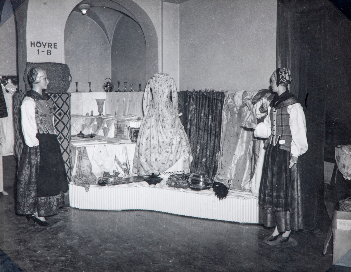 Fra Hamar og Hedmarksbygdenes husflidsutstilling 1952. Husflid, håndverk, kvinneforening, Bondekvinnelag.