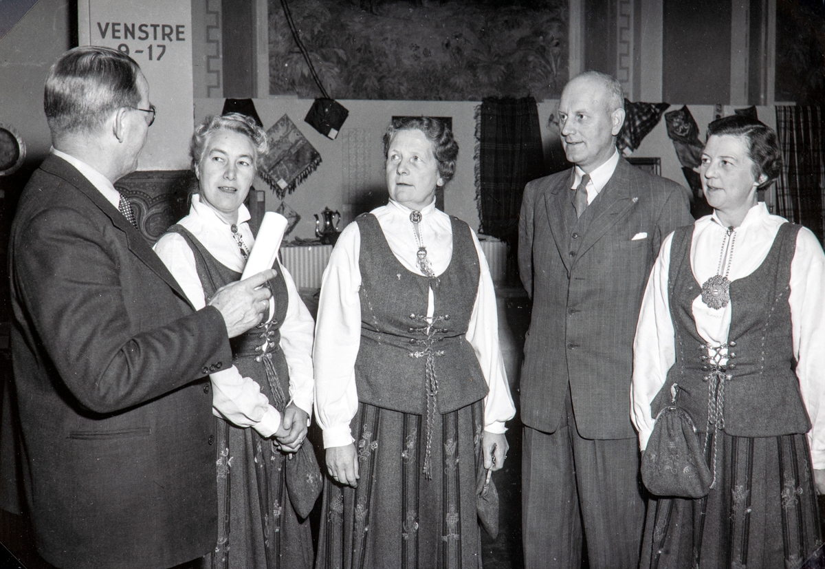 Fra Hamar og Hedmarksbygdene husflidsutstilling 1952. Fra venstre: Karlsen, Oddrun Storbæk fra Løten, Signe Ilseng fra Stange, Sigurd Pedersen fra Husfliden på Hamar, Astri Glestad fra Veldre.