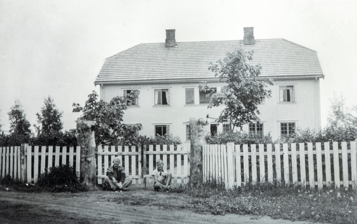 Grylling i Nordbygda, Løten. Pauline Hall og Magnar Storbæk sittende ved hagegjerdet. Bildet ble tatt tidlig under 2.verdenskrig. Pauline Hall var komponist, første formann i foreningen ny musikk. Fotograf sannsynligvis Ola Storbæk