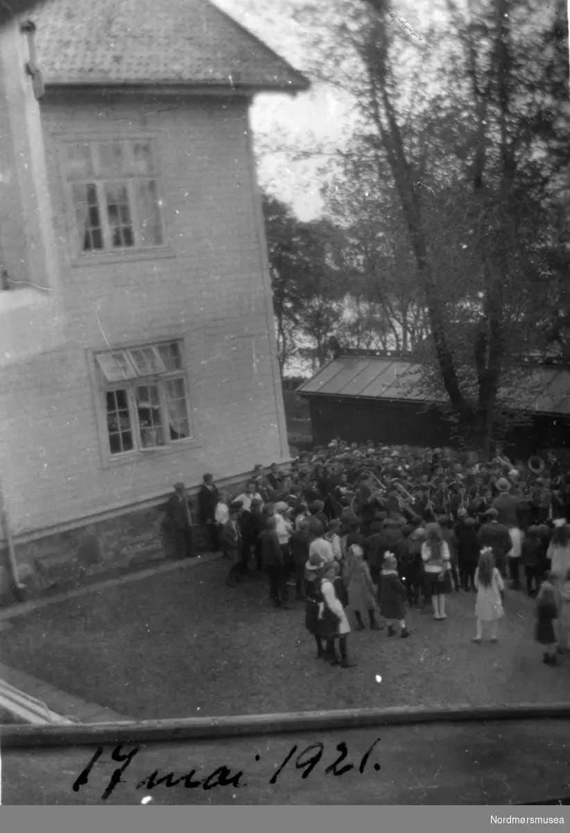 "Vi spiller foran Reknes sanatorium." Guttemusikken i Kristiansund utenfor Reknes sanatorium i Molde, 17. mai 1921. Fotografier fra protokollen til Kristiansunds Guttemusikkorps i perioden 1917-1927. Protokollførere var brødrene Hans og Herlof Harstad. Protokollen er i museets privatarkiv under nr. 684. Giver av protokollen er Knut Harstad. Fra Nordmørsmusea sin fotosamling.