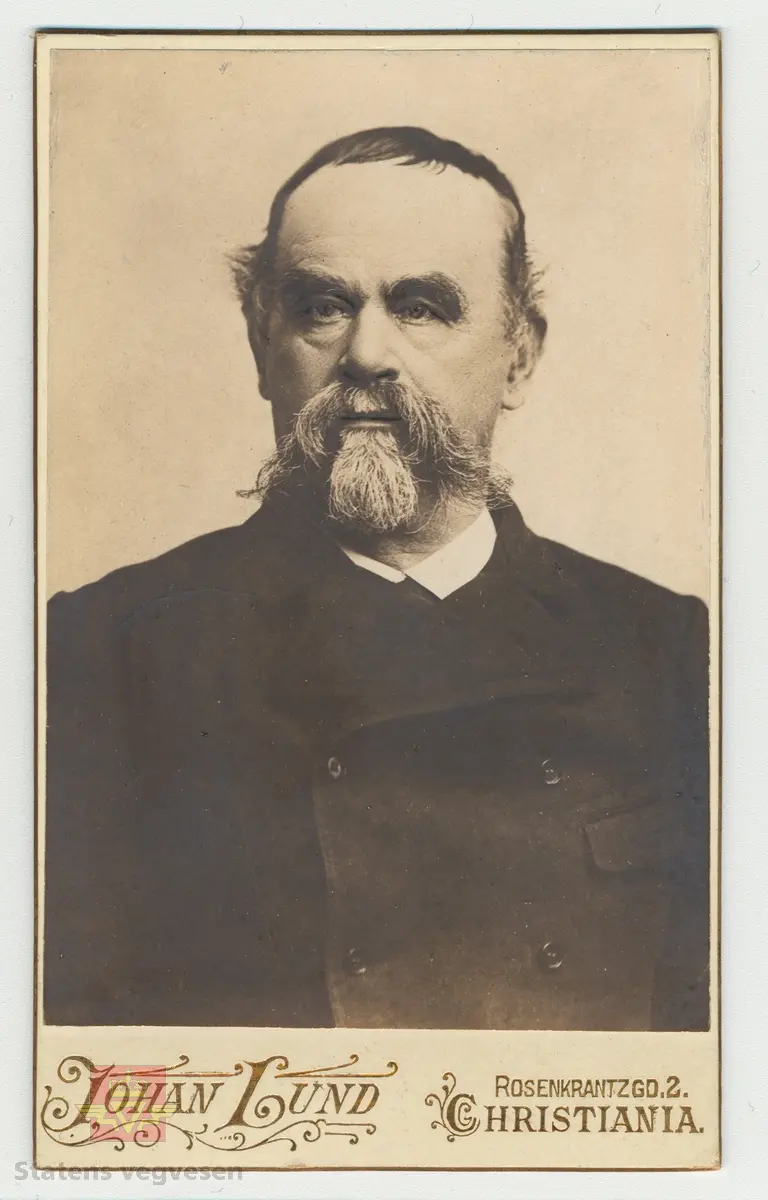 Bilde 1) I følge tidligere registrering og merking på baksiden av bildet: Arbeidslag ca. 1905 - 1915. Midt i bildet amtsingeniør Landmark sammen med Røldøler. Utlånt fra Hordaland vegkontor (Nonås)
Mest sannsynlig er det amtsingeniør Johan Peter Berg Landmark som sitter midt på bildet (med krossreim). Han var amtsingeniør i Hordaland fylke 1894 - 1919. 
Ved siden av ham til høyre på bildet sitter en smed med smedforkle.
Bilde 2 og 3) Visittkort av Johan Peter Berg Landmark, framside og bakside, i album fra "Statens veivæsens Ingeniører." 
Bilde 4 og 5)  Visittkort av Christopher Engebreth Borch, framside og bakside i album fra "Statens veivæsens Ingeniører." 
Bilde 6 og 7)  Visittkort av Hans Hagerup Krag, framside og bakside i album fra "Statens veivæsens Ingeniører." 
Bilde 8) Framside av visittkortalbum fra "Statens veivæsens Ingeniører." Statens vegvesens ingeniører ca 1859 - ca 1960.

Ref. til "Norges vegdirektører og vegsjefer," av Hans Wangensten Paus. Vedlagt informasjon fra boka, se Nedlastinger.

Gruppebildet er også gjengitt i boka "På god veg - Veghistorie i Sogn og Fjordane," av Kristin Ese, side 74, og med denne informasjon i bildeteksten:
"Vegen gjennom Haukåsgjelet vart bygd i åra 1889-1891. Her er vegarbeidarar fotograferte i samband med fint besøk, vegdirektør Hans Hagerup Krag (med krossreim, i midten)
 og amtsingeniør Christopher Engebreth Borch (med klokkekjede, i midten til høgre)." 
Foto: Ingeborg Vigdal
