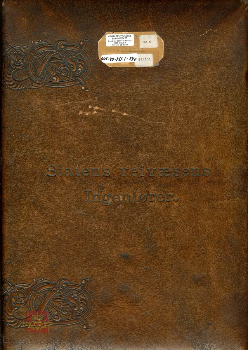 Bilde 1) I følge tidligere registrering og merking på baksiden av bildet: Arbeidslag ca. 1905 - 1915. Midt i bildet amtsingeniør Landmark sammen med Røldøler. Utlånt fra Hordaland vegkontor (Nonås)
Mest sannsynlig er det amtsingeniør Johan Peter Berg Landmark som sitter midt på bildet (med krossreim). Han var amtsingeniør i Hordaland fylke 1894 - 1919. 
Ved siden av ham til høyre på bildet sitter en smed med smedforkle.
Bilde 2 og 3) Visittkort av Johan Peter Berg Landmark, framside og bakside, i album fra "Statens veivæsens Ingeniører." 
Bilde 4 og 5)  Visittkort av Christopher Engebreth Borch, framside og bakside i album fra "Statens veivæsens Ingeniører." 
Bilde 6 og 7)  Visittkort av Hans Hagerup Krag, framside og bakside i album fra "Statens veivæsens Ingeniører." 
Bilde 8) Framside av visittkortalbum fra "Statens veivæsens Ingeniører." Statens vegvesens ingeniører ca 1859 - ca 1960.

Ref. til "Norges vegdirektører og vegsjefer," av Hans Wangensten Paus. Vedlagt informasjon fra boka, se Nedlastinger.

Gruppebildet er også gjengitt i boka "På god veg - Veghistorie i Sogn og Fjordane," av Kristin Ese, side 74, og med denne informasjon i bildeteksten:
"Vegen gjennom Haukåsgjelet vart bygd i åra 1889-1891. Her er vegarbeidarar fotograferte i samband med fint besøk, vegdirektør Hans Hagerup Krag (med krossreim, i midten)
 og amtsingeniør Christopher Engebreth Borch (med klokkekjede, i midten til høgre)." 
Foto: Ingeborg Vigdal