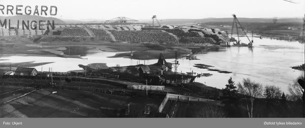 Lense med kjerrat,  i bakgrunnen tømmeropplag og kraner til Borregaard fabrikker, Opsund i Sarpsborg 1930-35.
