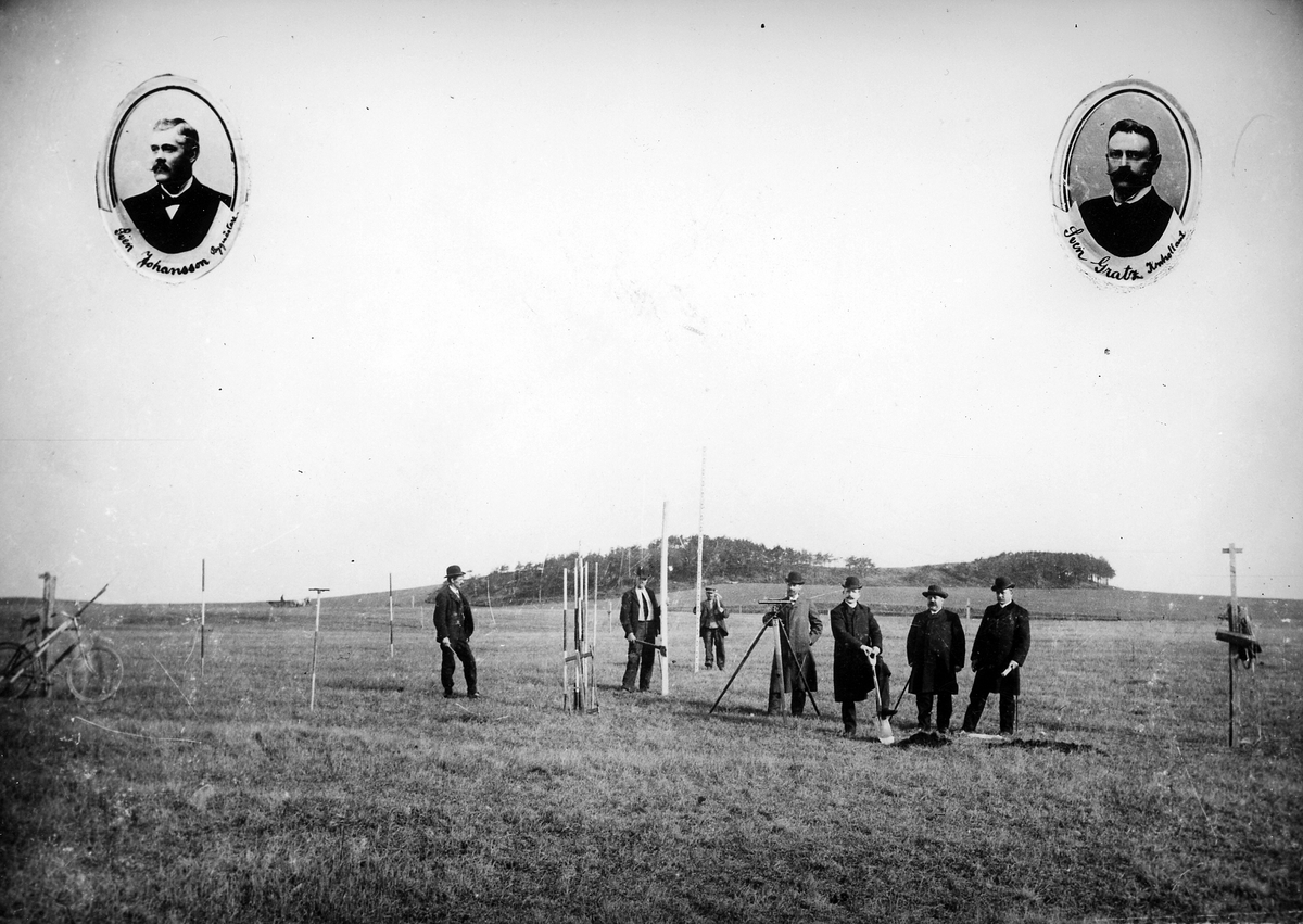 Militärväsen. I 16, Hallands Regemente. Första spadtaget vid byggandet av kasernerna. Till vänster S H Johansson och till höger Sven Gratz.