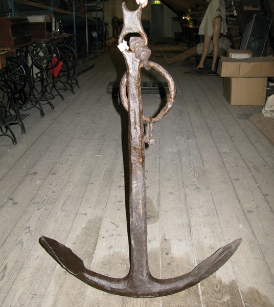 Ankare av järn. Ett fly (= platt nederdel på ankare) är upprostad.