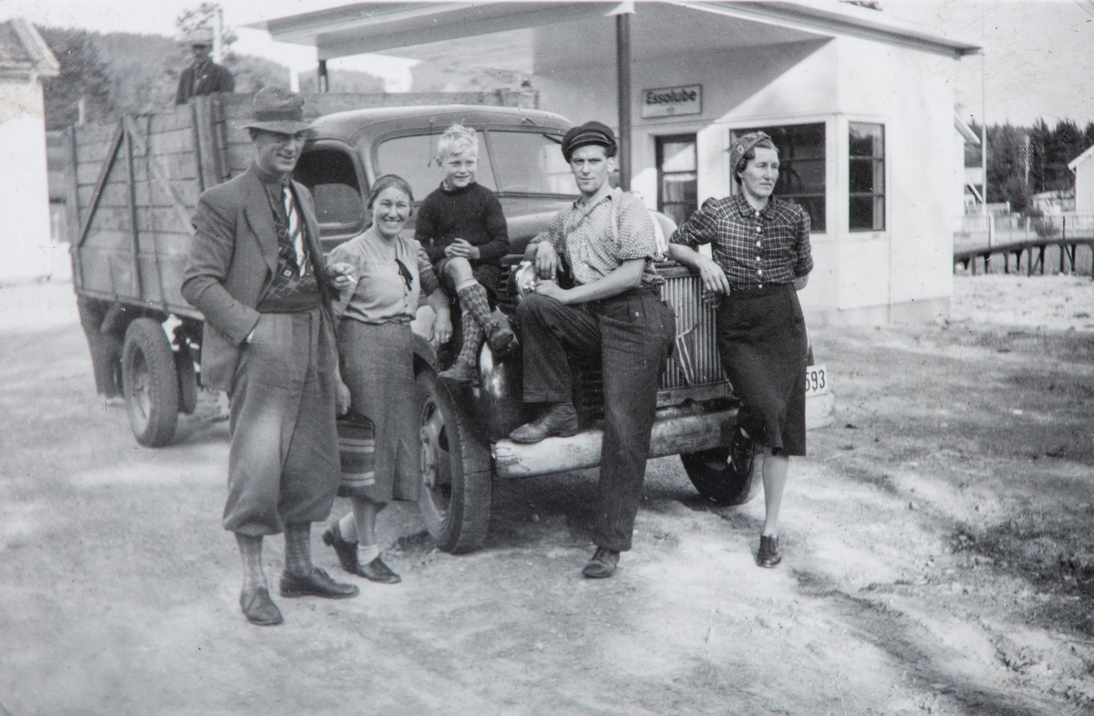 På tur med lastebil. Fra venstre Ola Storbæk, Oddrun Storbæk, Magnar Storbæk, øvrige ukjente. Tidlig 1940-tall.