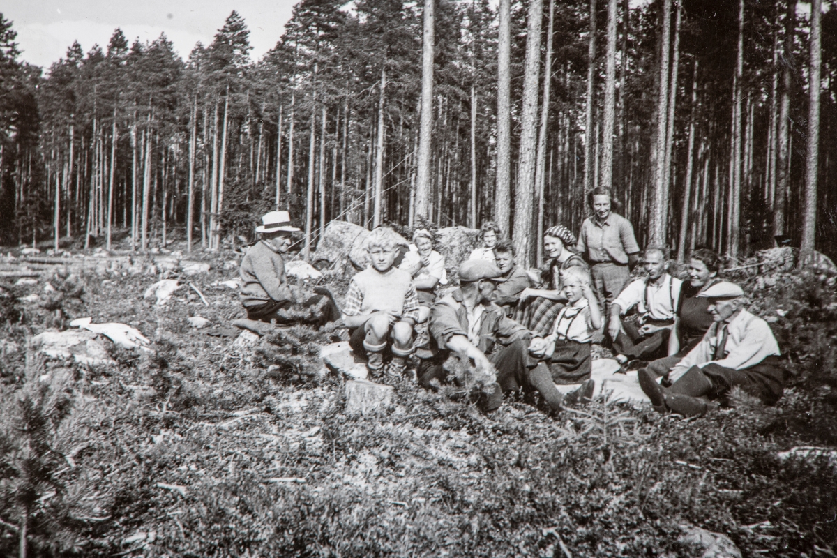 På tur til Harasjøen, Vallset. Gutten foran er Magnar Storbæk, til høyre bak ham er Oddrun Storbæk. Øvrige er ukjente. Tidlig 1940-tall.
