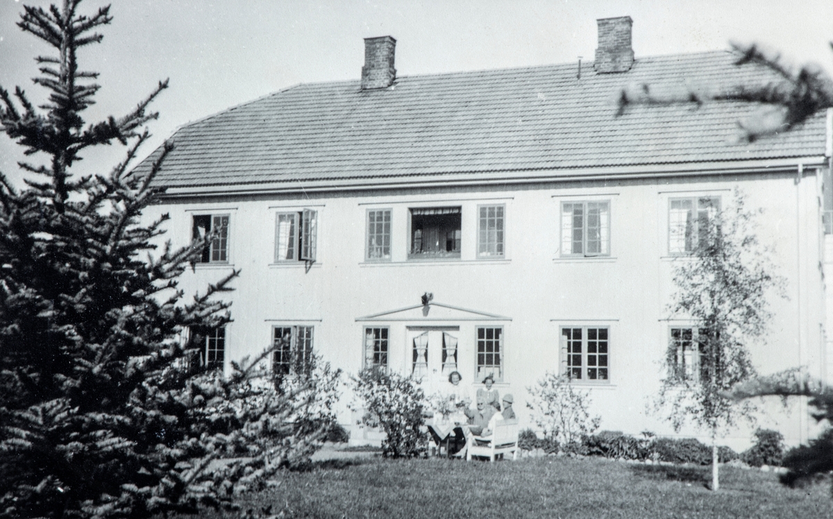 Hageidyll på Grylling i Nordbygda i Løten. Tidlig 1940-tall. Nyetablert hageanlegg. Hagemøbler. Fotograf er sannsynligvis Ola Storbæk.