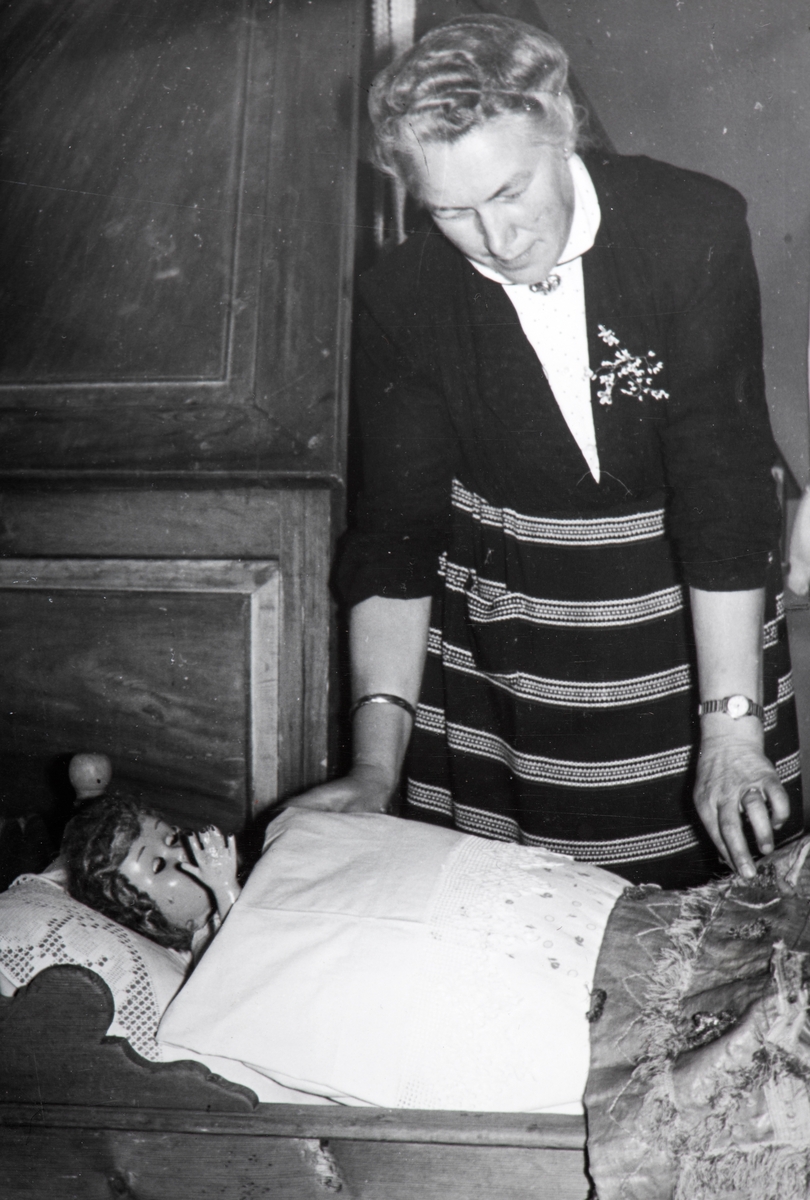 Husflidsutstilling i Løten i 1956, Oddrun Storbæk, Løten. Husflid, håndverk.