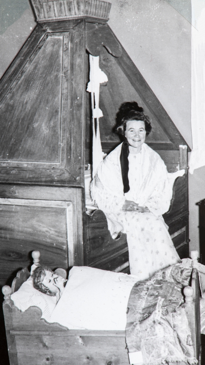 Husflidsutstilling i Løten i 1956, Ingrid Ihrstad, Løten. Husflid, håndverk.
