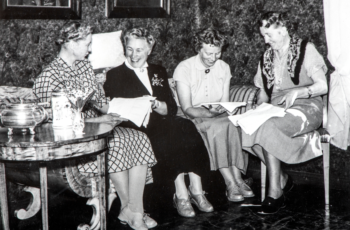 Husflidsutstilling, i Løten i 1956. Utstillingskomiteen Astrid Nygård, Oddrun Storbæk, Kari Torp, Olaug Søberg. Husflid, håndverk, foreningsliv.