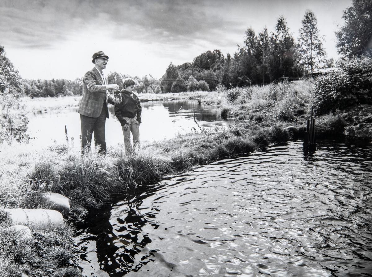 Ola Storbæk og Per Ola Storbæk. Fotografert ved fiskedammen / vatningsdam på Grylling, Løten, ca 1974. 