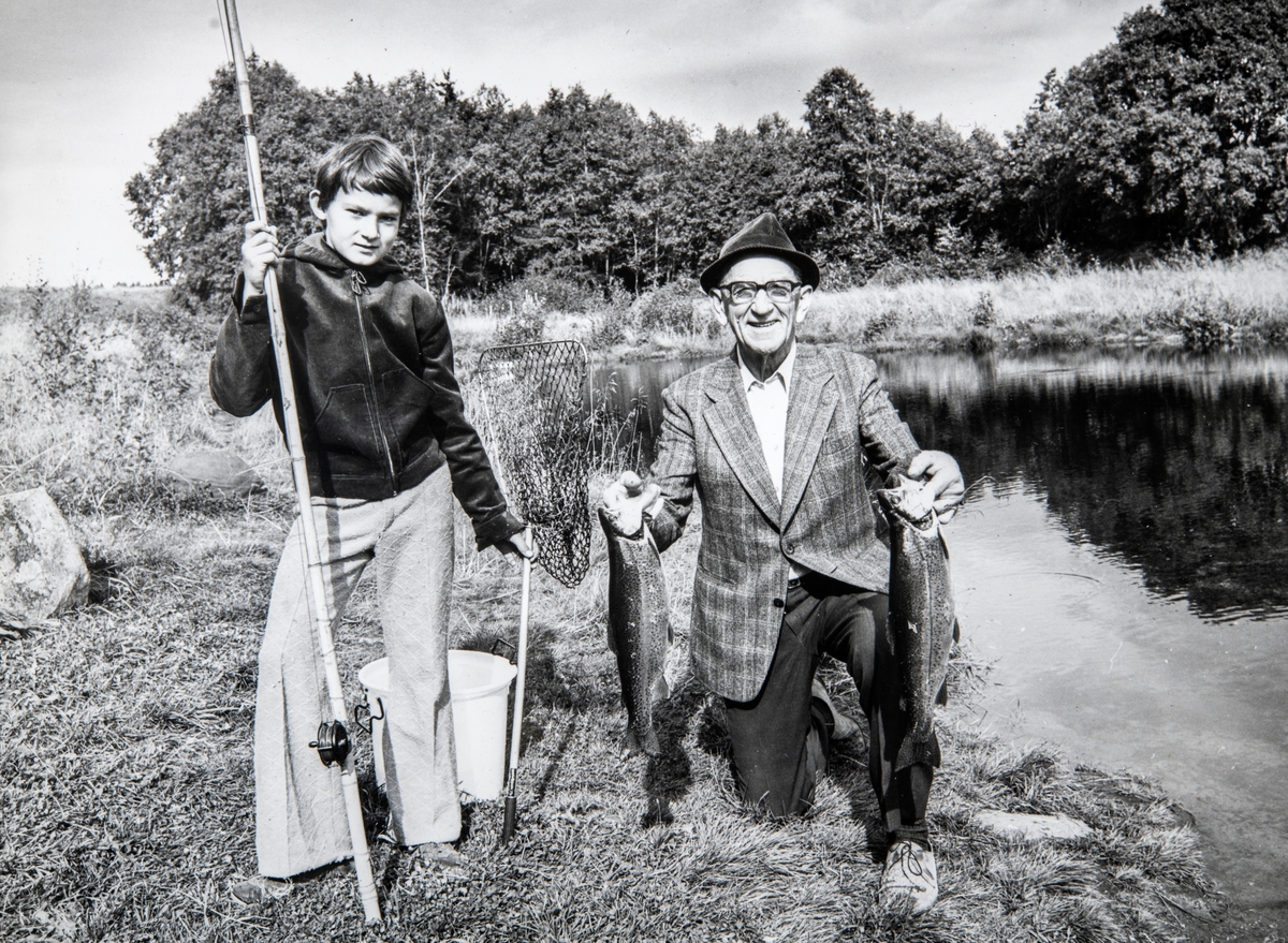 Ola Storbæk og Per Ola Storbæk. Fotografert ved fiskedammen / vatningsdam på Grylling, Løten, ca 1974. 