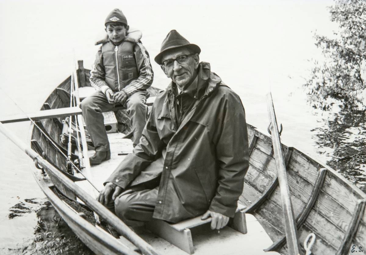 Ola Storbæk og Per Ola Storbæk på fisketur på Galten, Engedal, ca 1972. Robåt.