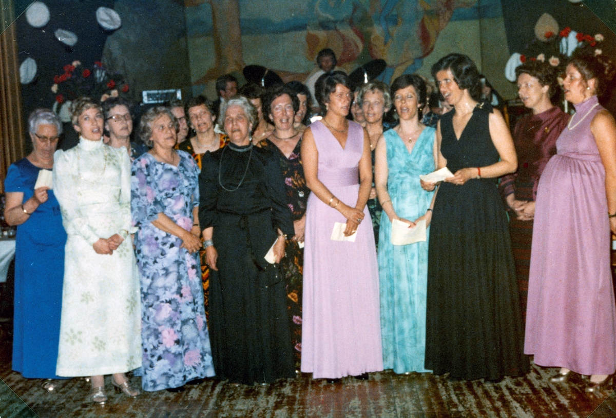 Løiten sangforening 125 årsjubileet, kormedlemmenes ektefeller, 1977 på Bøndernes hus, Løten.