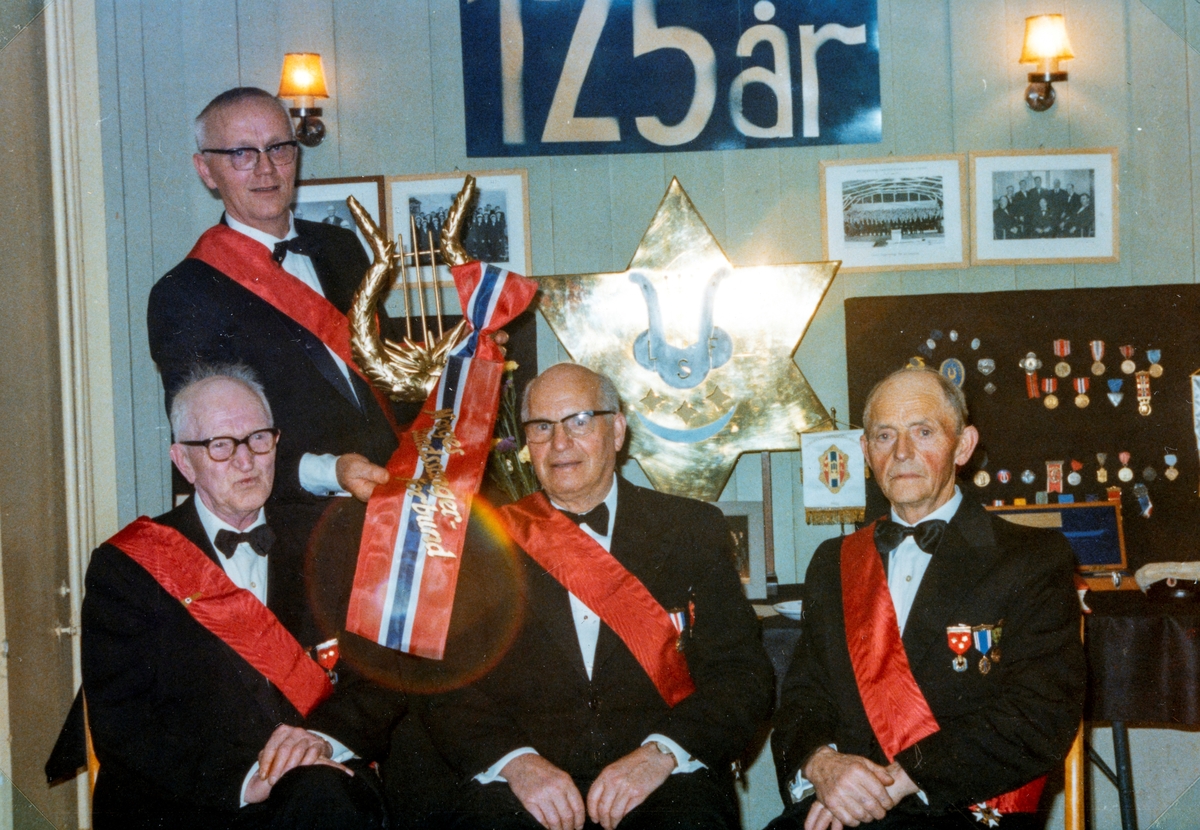 Løiten sangforening 125 årsjubileet i 1977. Bak: Morten Andresen (korets leder?), foran: Mikkel Ringnes, Jon Karterud, ? Bronken (æresmedlemmer?),  på Bøndernes hus, Løten.