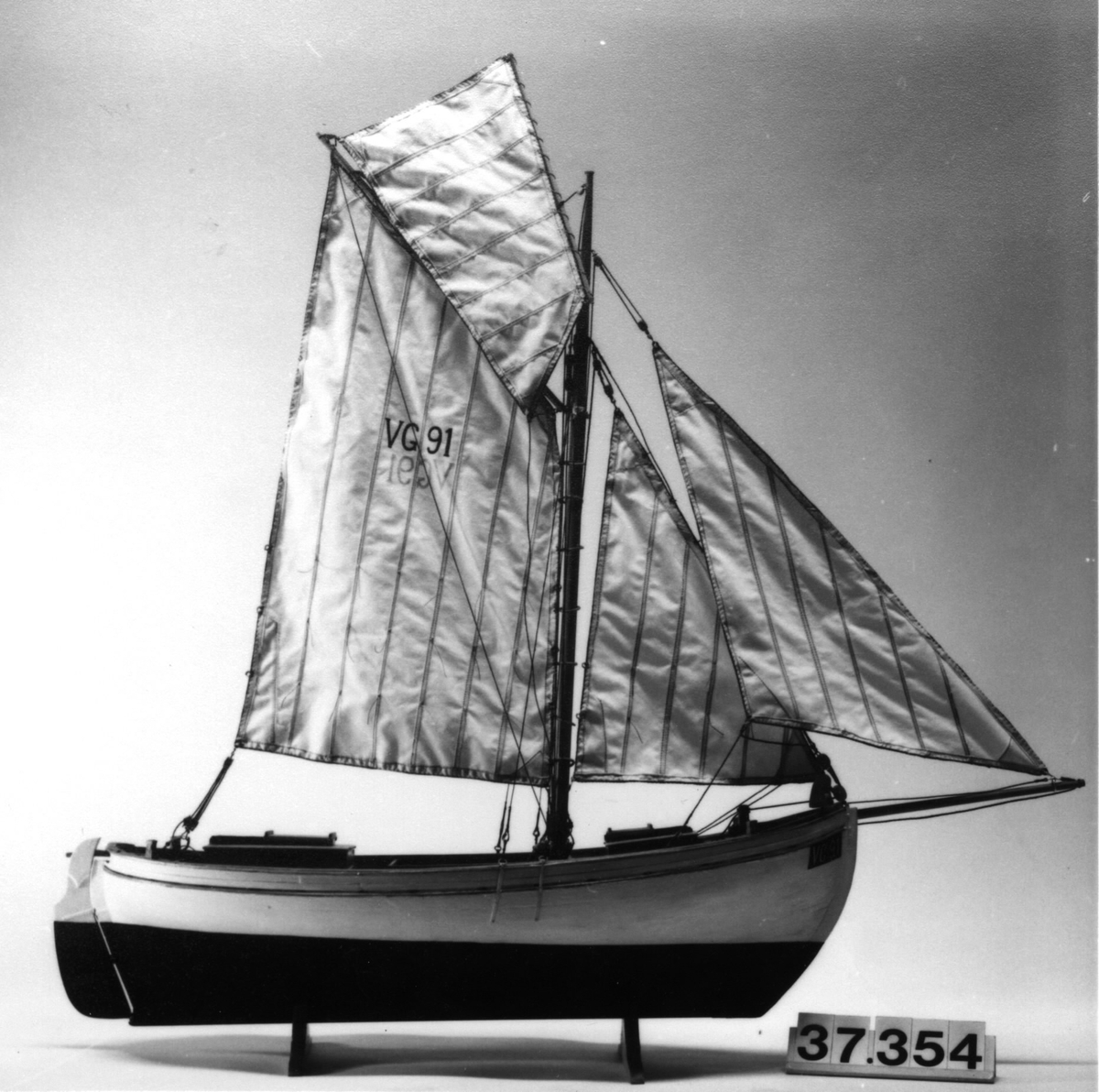 Modell av trä. Kopia av däcksbåt från Varberg, Vg 91, Ellen.
