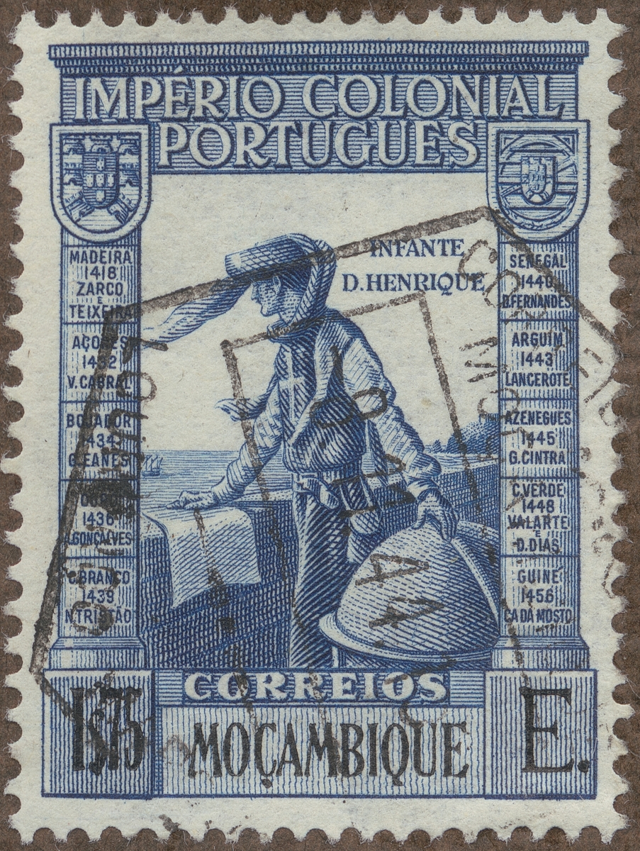 Frimärke ur Gösta Bodmans filatelistiska motivsamling, påbörjad 1950.
Frimärke från Mozambique, 1938. Motiv av Den portugisiska Henrik Sjöfararen 1394-1460. Infant av Portugal. Navigationsintresserad. Utsände forskningsresande utefter Afrikas västkust ned till Senegambien (nuv. Sénégal).