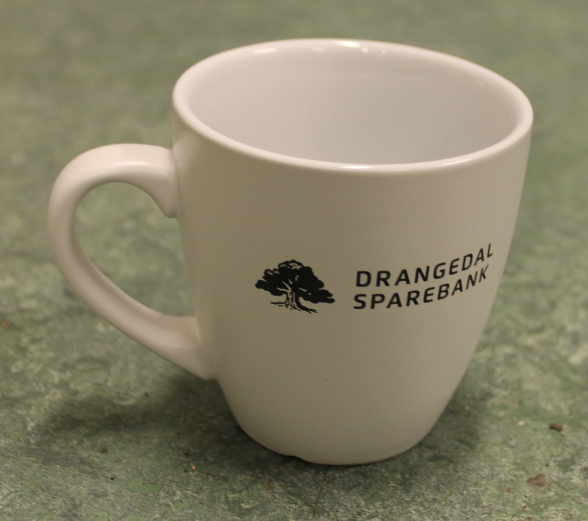 Vanlig kaffekrus med solid hank. Smalner mot bunnen.
Kan brukes i mikroen  og  oppvaskmaskinen