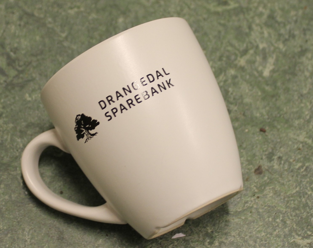 Vanlig kaffekrus med solid hank. Smalner mot bunnen.
Kan brukes i mikroen  og  oppvaskmaskinen