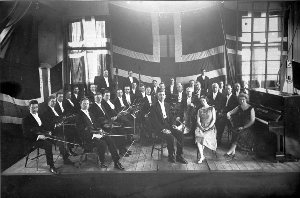 Harstad Orkesterforening med sangerinne Hedvig Wulff og pianist Mary Barratt Due i BSINs gymsal.