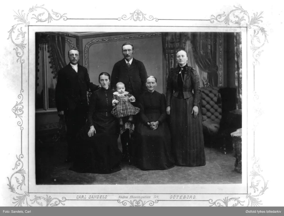 Familie portrett ca. 1894. Sofie Sælid  på fanget til sin mor Inger Marie Sælid, faren står bak moren, Simen Hansen Brunsby Sælid. Kvinnen som sitter til høyre foran er mormor til Sofie. De to andre er ant. slektn til moren.