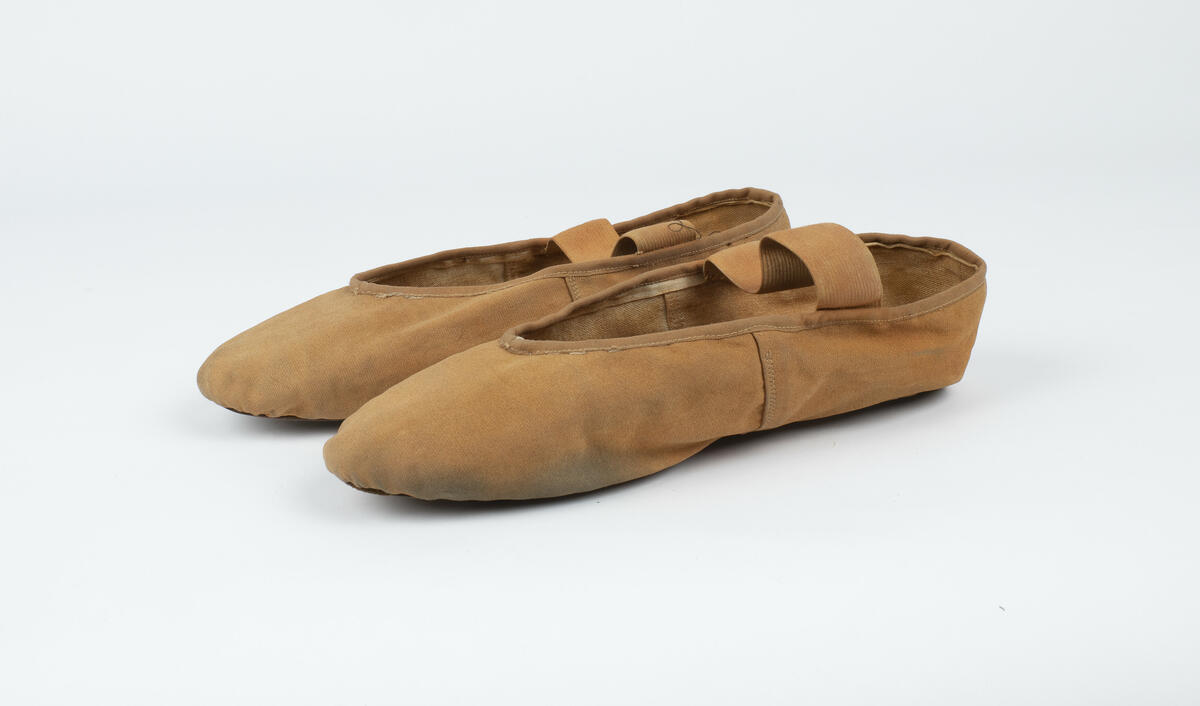 Balettskor använda i oidentifierad uppsättning.