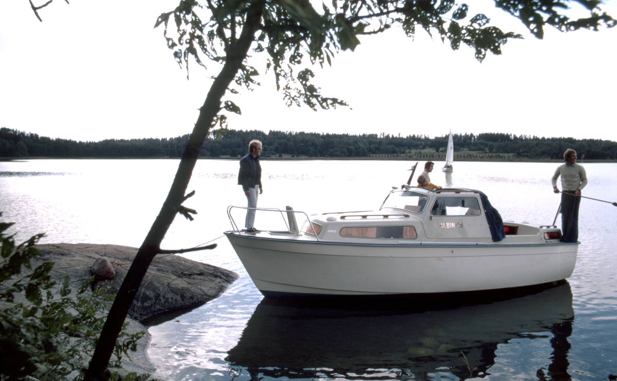 Albin 25 förtöjd i en vik. Marknadsföringsbild.