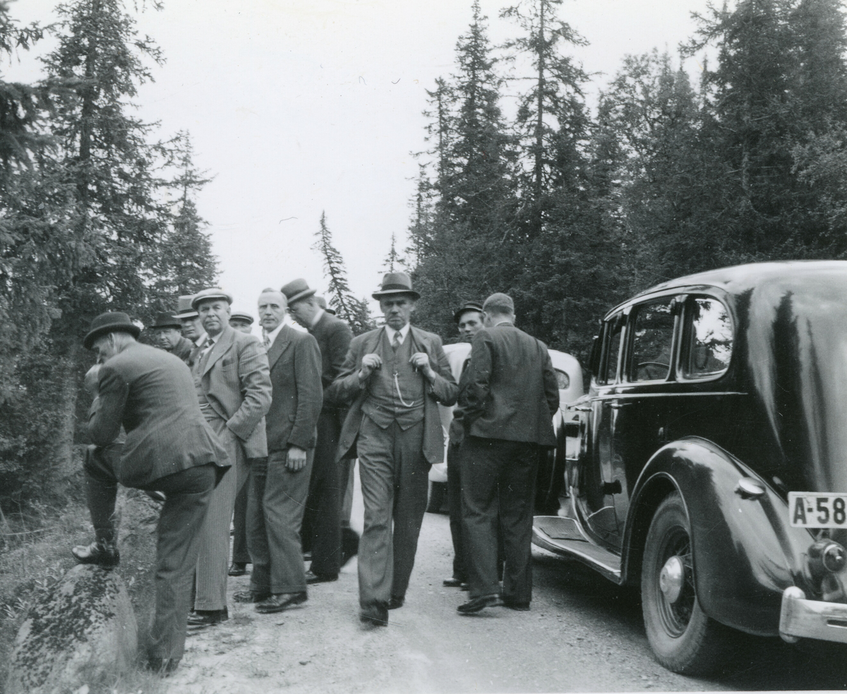 Stans ved forsøksfelt i Rauland 11. august 1939.  Tatt under Kornrådets reise 11. august 1939.  A-58(8) er ein Packard 1935-36