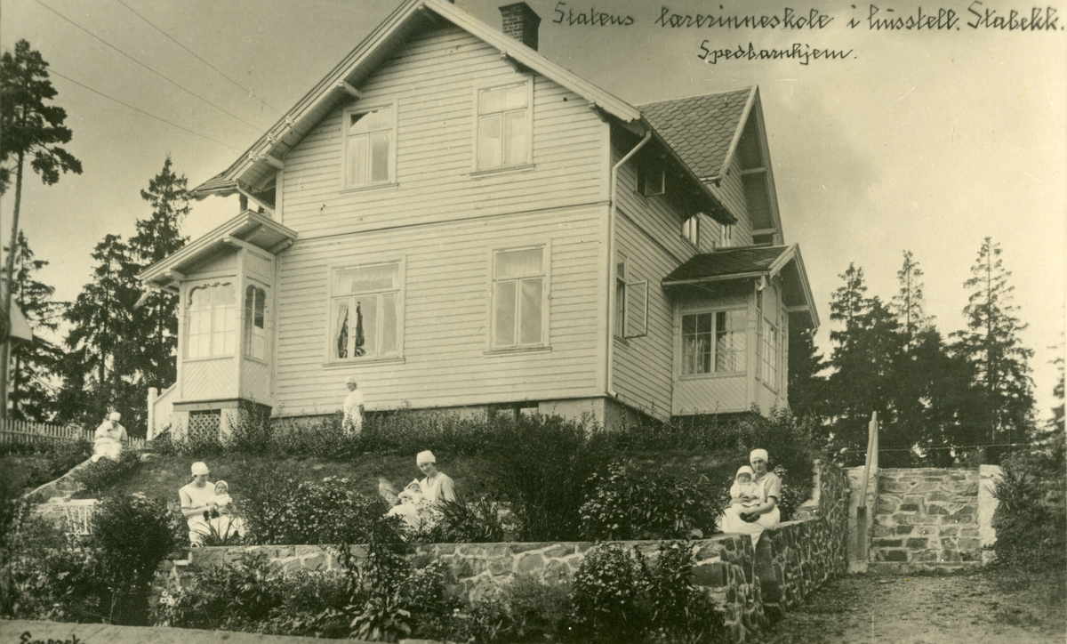 Postkort med motiv frå Statens lærerinneskole i husstell på Stabekk, spedbarnshjemmet.