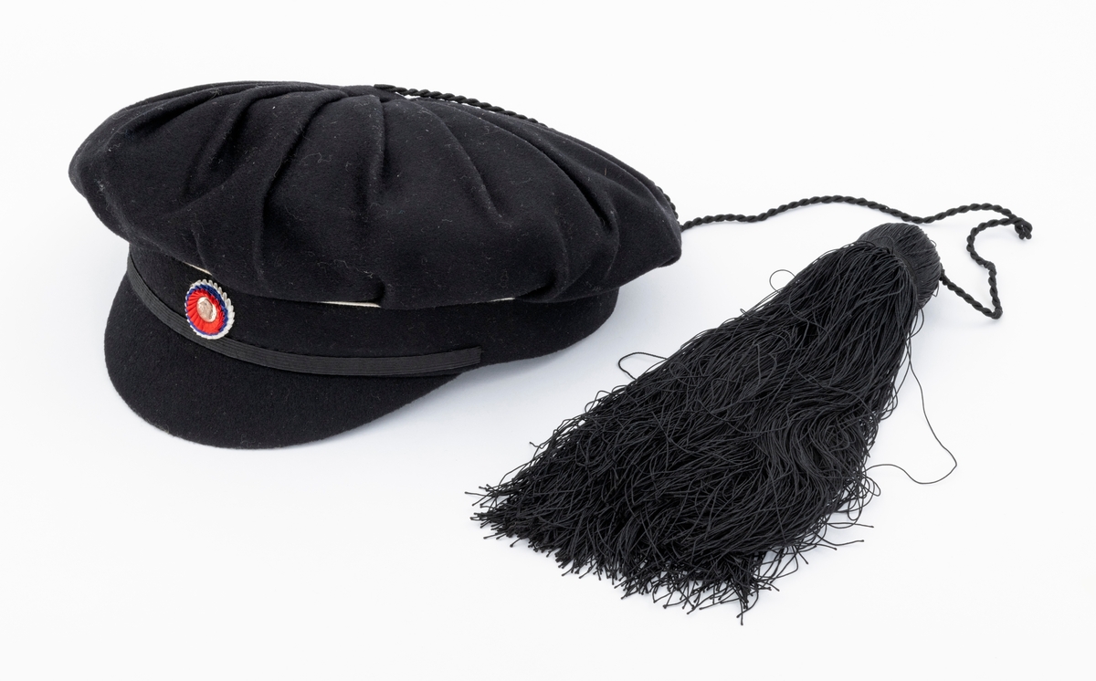 Sort studenterlue brukt av giver, Tone Marie Buberg.