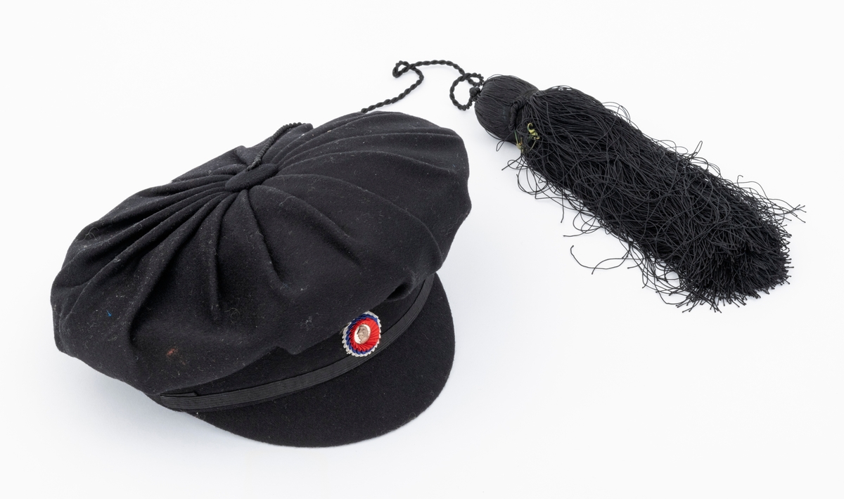 Sort studenterlue brukt av giver, Tone Marie Buberg.