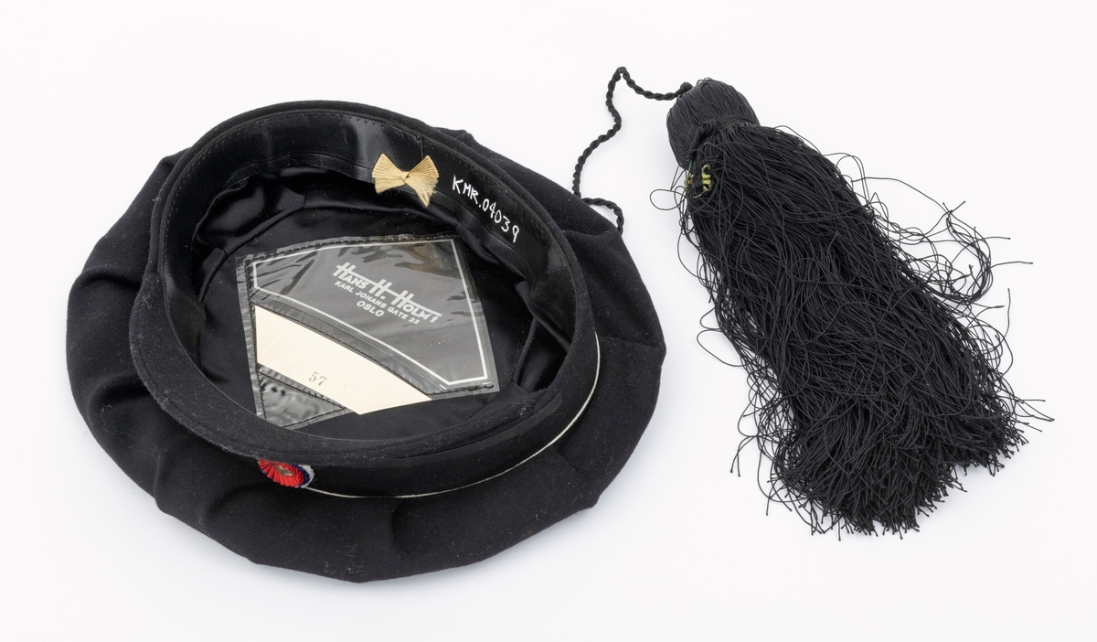 Sort studenterlue brukt av giver, Tone Marie Buberg.