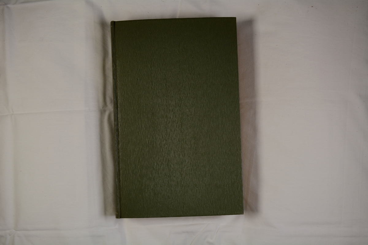 Häftat, helklotband i mörkgrönt pärmpapper.