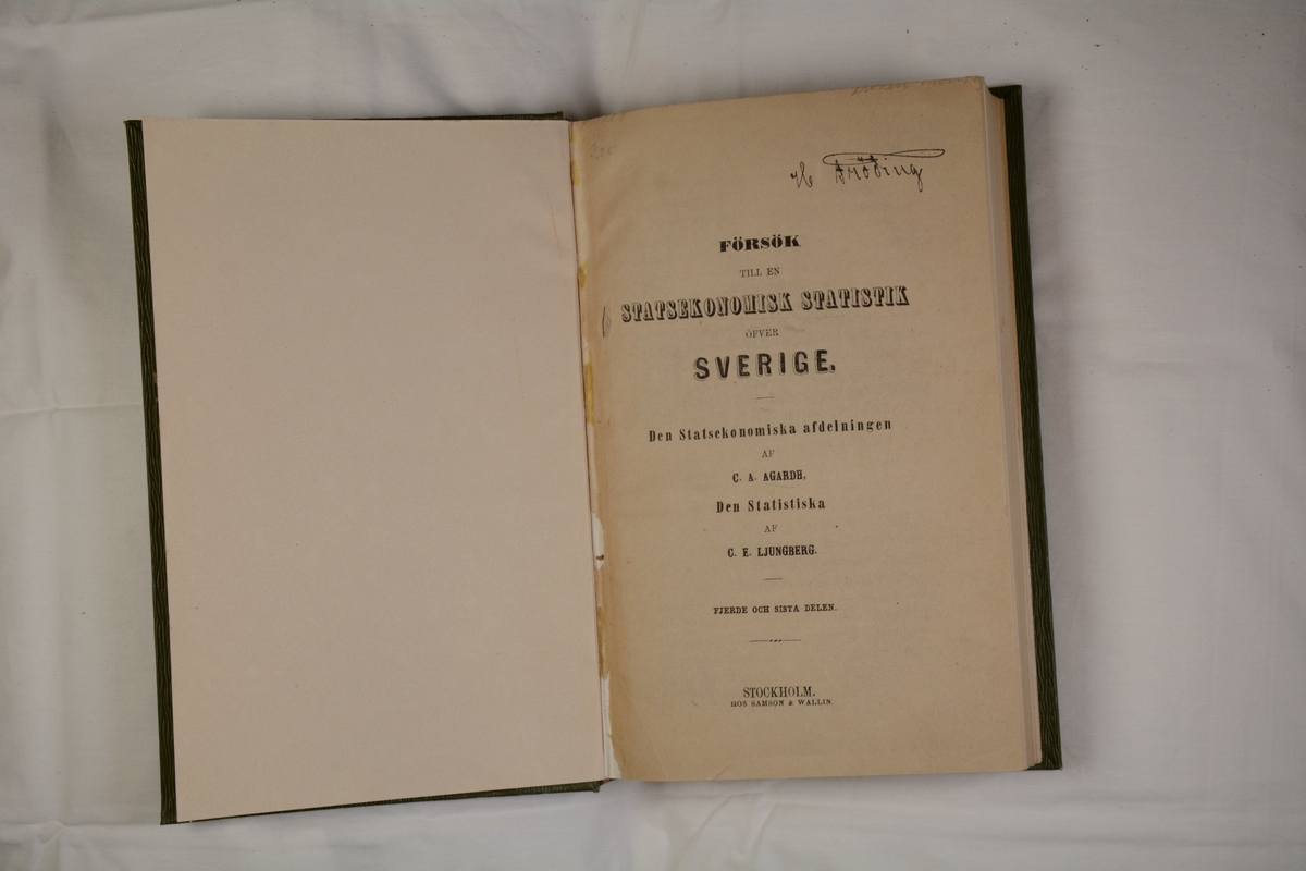 Häftat, helklotband i mörkgrönt pärmpapper.