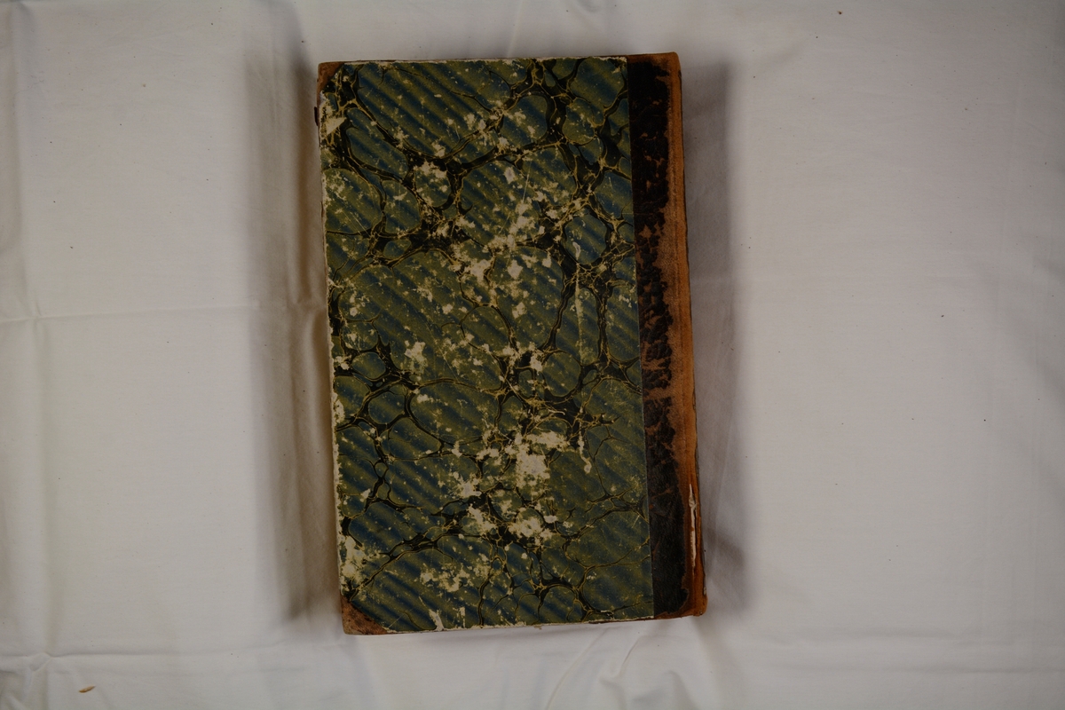 Häftad, halvfranskt, brunt skinnband med marmorerat pärmpapper i blåaktiga nyanser.
