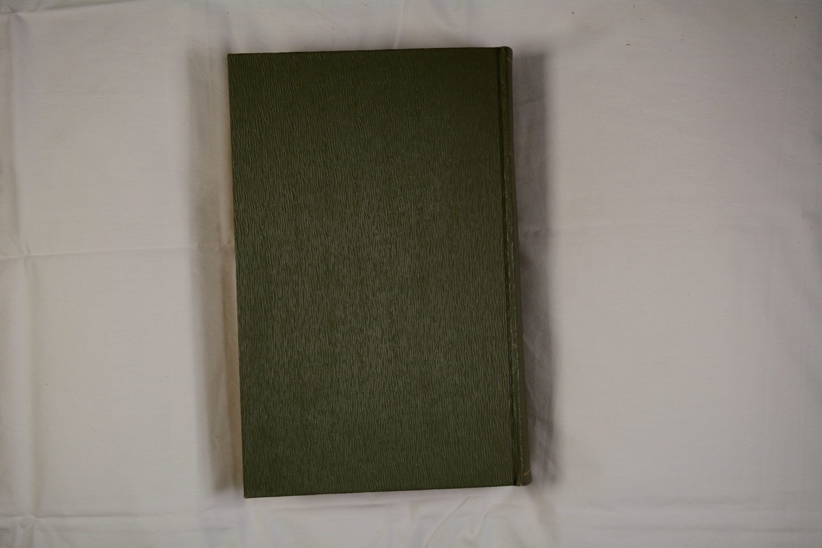 Häftat, helklotband i mörkgrönt pärmpapper.