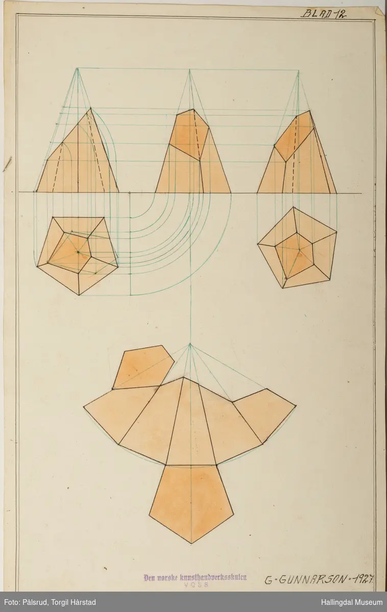 Et akvarell-type-papir med påtegnet forskjellige geometriske figurer tegnet og skrevet i sort og grønt blekk, malt med en oransjefarge. Merket med "Blad 12".