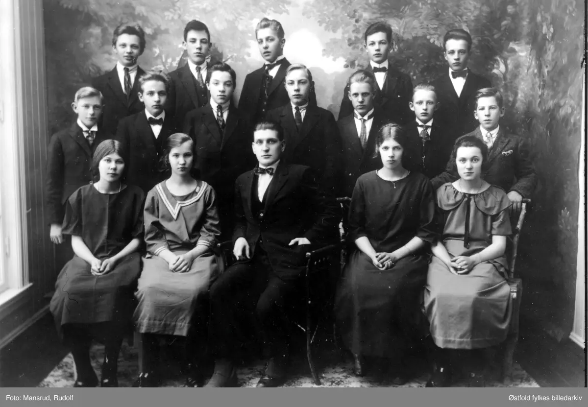 Fortsettelsesskole i Trøgstad, stiftet i 1902. Ble hvert år holdt i forskjellige skolekretser. Ca. 1924,  for en av elevene Hans Øiestad er F.1908. Lærer Sverre Skaug. Navneliste  med plassering se fotokort%.
