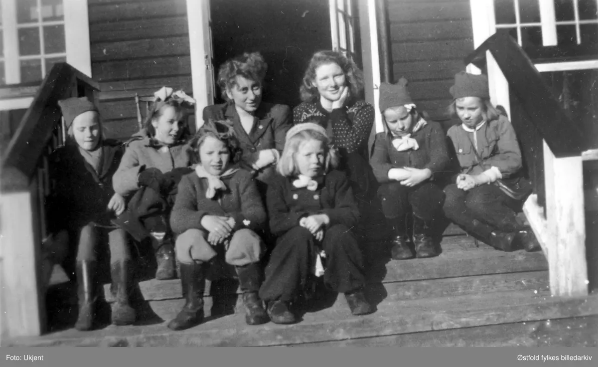 Speiderpatrulje på Rolvsøy ca. 1948. Blåveispatruljen på tur til Hattehytta. 
Foran fra v.: Lillian Ødegård, Inger Marie Saxe gaard, Reidun Nilsen, Erna Minge. Bak fra v.: Gerd Martinsen, Mary Holmen, Karin Hansen, Turid Raagaard. Hattehytta er brent, og finnes ikke idag (1996).