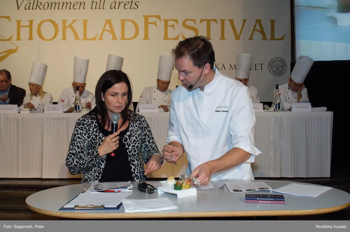 Chokladfestivalen på Nordiska museet 2009. Vinnare av utmärkelsen Årets konditor 2009 Conrad Tyrsén. Initiativtagare och arrangör Magnus Johansson.